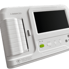 Портативний електрокардіограф Heaco 600 G білого кольору з екраном, панеллю керування та лотком для термопаперу.