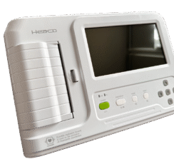 Портативний електрокардіограф Heaco 600 G білого кольору з екраном, панеллю керування та лотком для термопаперу.